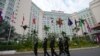 Petugas keamanan berjalan di luar hotel tempat Pertemuan Menteri Luar Negeri ASEAN ke-55 (AMM ke-55) berlangsung di Phnom Penh, Kamboja, Selasa, 2 Agustus 2022. (Foto: AP)
