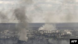 Asap dan debu mengepul di kota Sievierodonetsk selama pertempuran antara pasukan Ukraina dan Rusia di wilayah Ukraina timur Donbas, 7 Juni 2022. (Aris Messinis / AFP)