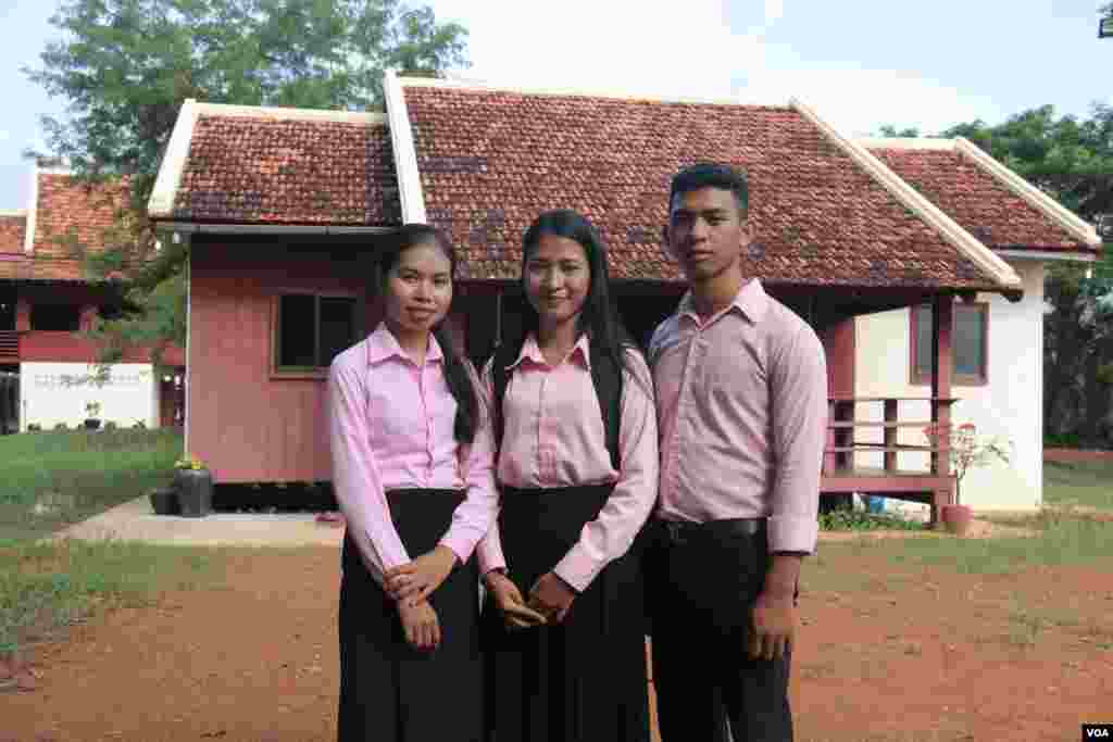 20-year-old Pheav Phy​ (left), 22-year-old Chan Khimhseang (Middle), and 21​-year-old Chey Sophann, majoring in Khmer Literature and General Management at the Preah Sihanouk Raja Buddhist University in Phnom Penh, think that young Cambodian should learn about Cambodia&#39;s history thoroughly, not to repeat the same mistake as that of the Khmer Rouge. Photo is taken on October 23, 2018. (Rithy Odom/VOA)