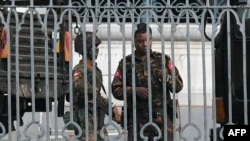Tentara di dalam kompleks Balai Kota di Yangon pada 1 Februari 2021, sebagai ilustrasi. Amnesty International mendesak para pemasok avtur ke Myanmar untuk menangguhkan pengiriman guna mencegah militer menggunakannya untuk menyerang sasaran-sasaran sipil. (Foto: AFP)