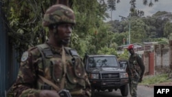 Des soldats de RDC et du Kenya au siège de la Communauté d'Afrique de l'Est, à Goma, le 16 novembre 2022.