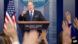 Juru bicara Gedung Putih, Sean Spicer menjawab pertanyaan media dalam konferensi pers di Gedung Putih, 21 Februari 2017. (AP Photo/Andrew Harnik)