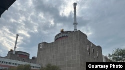 Bangunan pembangkit tenaga nuklir Zaporizhzhia yang dikuasai Rusia di wilayah Ukraina, saat kunjungan pakar Badan Tenaga Atom Internasional (IAEA), Jumat, 2 September 2022. (Foto: IAEA via Reuters)
