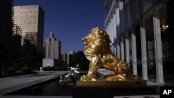 Sebuah patung singa terlihat di depan Guangzhou R&F Center, di CBD Central Business District di Guangzhou, selatan kota China. Perusahaan-perusahaan asing yang beroperasi di China menghadapi tekanan akibat sejumlah isu, seperti antikorupsi, dan keamanan nasional. (Foto: AP)