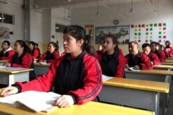 Para peserta pusat pelatihan kerja Kota Kashgar mengikuti pelajaran Bahasa China di Kashgar, Wilayah Autonomi Uighur Xinjiang, 4 Januari 2019. (Foto: Reuters)