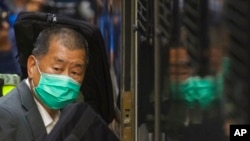 Jimmy Lai meninggalkan Pengadilan Banding Terakhir Hong Kong di mana pemerintah berdebat untuk tidak mengizinkannya dengan jaminan di Hong Kong. (Foto: AP)
