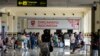 Penumpang yang mengenakan masker wajah sebagai protokol keamanan terhadap Covid-19 terlihat di Bandara Internasional Sultan Iskandar Muda di Blang Bintang, pada 25 April 2021. (Foto: AFP/Chaideer Mahyuddin) 