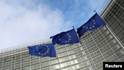 FILE: Bendera Uni Eropa berkibar di luar Komisi Eropa di Brussels, Belgia 8 November 2023. (REUTERS/Yves Herman)
