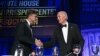 Predsjednik Joe Biden pozdravlja se sa komičarem Colinom Jostom na večeri za dopisnike iz Bijele kuće u Washingtonu, 27. aprila 2024. (Foto: AFP/Brendan SMIALOWSKI)