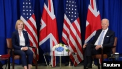 Perdana Menteri Inggris Liz Truss dan Presiden AS Joe Biden melangsungkan pertemuan di sela Sidang Umum Majelis PBB ke-77 di New York, pada 21 September 2022. (Foto: Reuters/Toby Melville)