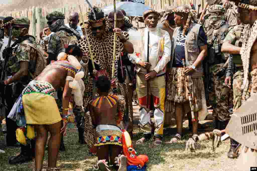 កុមារ​កុលសម្ព័ន្ធ Zulu ម្នាក់​បង្ហាញ​ការ​សម្តែងរាំ​ទៅ​កាន់​ព្រះមហាក្សត្រ​ប្រជាជាតិ Amazulu ព្រះអង្គ Misuzulu kaZwelithini (កណ្តាល) ក្នុង​អំឡុង​ពិធី​បុណ្យ​ប្រចាំ​ឆ្នាំ Umkhosi Womhlanga នៅ​ព្រះបរមរាជវាំង Enyokeni ក្នុង​ក្រុង Nongoma ​ប្រទេស​អាហ្រ្វិកខាងត្បូង កាល​ពី​ថ្ងៃ​ទី ១៧ ខែ​កញ្ញា ឆ្នាំ​ ២០២២។