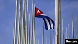 Bendera Kuba di depan kantor Utusan AS, di Havana, 22 Mei 2015.
