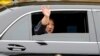 Pemimpin Korea Utara, Kim Jong-un, melambaikan tangannya dari dalam mobil, setibanya di Dong Dang, kota perbatasan Vietnam, 26 Februari 2019, menjalang KTT II dengan Presiden AS, Donald Trump. 