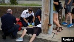 ARSIP - Paramedis dari Cataldo Ambulance dan petugas P3K berusaha untuk menyadarkan seorang pria berusia 32 tahun yang ditemukan tidak sadar dan tidak bernafas setelah mengalami overdosis opioid di trotoar pinggiran kota Boston yaitu di Everett, Massachusetts, AS, 23 Agustus 2017 (foto: Reuters/Brian Snyder)