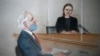Pendiri WikiLeaks Julian Assange saat diadili di Pengadilan Westminster, London, 6 Januari 2021. 