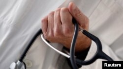 Los pacientes afectados se infectaron probablemente de meningitis fúngica al someterse a procedimientos en los mismos hospitales donde trabajaba el médico. (ARCHIVO)