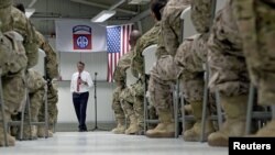 Menteri Pertahanan Ash Carter saat mengunjungi pasukan AS di bandara internasional Baghdad, Irak, 23 Juli 2015 (Foto: dok).