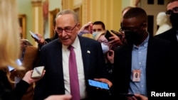 Pemimpin mayoritas senat AS Chuck Schumer berbicara kepada wartawan di Washington, AS, pada 17 Februari 2022. (Foto: Reuters/Elizabeth Frantz)