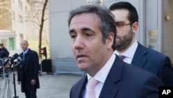 Michael Avenatti, pengacara Stormy Daniels (kiri), memperhatikan pengacara pribadi Presiden Donald Trump, Michael Cohen (tengah), meninggalkan pengadilan federal di New York, 26 April 2018.
