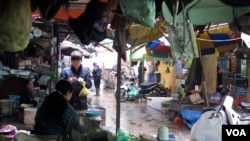 នៅ⁣ផ្សារមួយនៅ⁣រដ្ឋធានីហាណូយ អ្នកទិញ⁣ទំនិញ⁣ចាប់អារម្មណ៍ គុណភាព⁣ជាងនយោបាយ។ (M. Brown/VOA) 