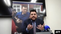 ARHIVA - Leonid Volkov, šef osoblja ruskog opozicionog lidera Alekseja Navalnog, govori u Evropskom parlamentu u Strasburu, 14. decembra 2021. 