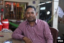 លោក លាម ពេជ្រ បេក្ខជនឈរឈ្មោះឲ្យគណបក្សភ្លើងទៀន ក្នុងឃុំអរិយក្សត្រ ស្រុកល្វាឯម ខេត្តកណ្តាល ថ្ងៃទី ៦ ខែមិថុនា ឆ្នាំ២០២២។ (ស៊ុនណារិន/វីអូអេ)