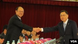 会议召开前两岸代表握手致意 (美国之音张永泰拍摄)