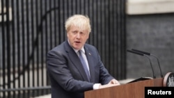 Perdana Menteri Inggris Boris Johnson menyampaikan pernyataan di kediaman resmi PM Inggris, di Downing Street, London, 7 Juli 2022. 