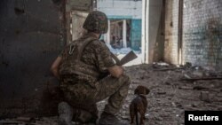 Ukrajinski vojnik u industrijskoj zoni Severodonjecka