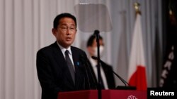 Perdana Menteri Jepang Fumio Kishida, dan pemimpin Partai Demokrat Liberal (LDP), menghadiri konferensi pers, setelah hasil pemilihan Majelis Tinggi, di markas besar partai di Tokyo, Jepang, 11 Juli 2022. (Foto: Rodrigo Reyes Marin REUTERS)
