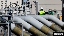 FOTO FILE: Pipa gas 'Nord Stream 1' di Lubmin, Jerman, 8 Maret 2022. (REUTERS/Hannibal Hanschke)
