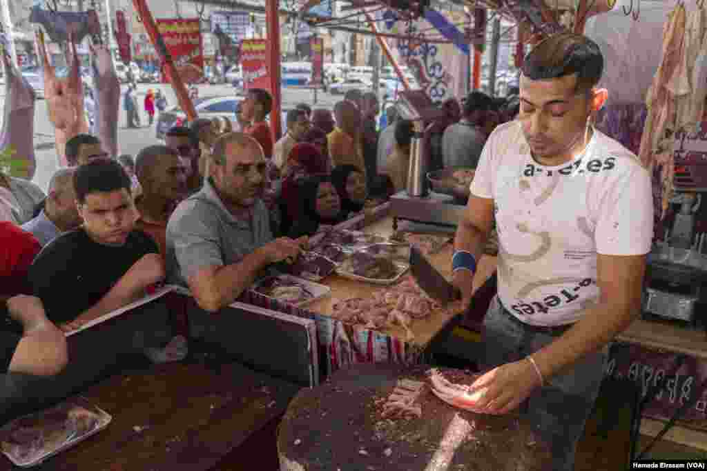 Ali, a butcher, says, “For now, the market is flourishing, because most of these people didn’t buy any meat from me over the last month. They were saving up for the feast.” Cairo, July 5, 2022. (Hamada Elrasam/VOA)