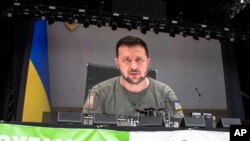 Presiden Ukraina Volodymyr Zelenskyy menyampaikan pesan melalui video di Festival Glastonbury di Worthy Farm, Somerset, Inggris, 24 Juni 2022.