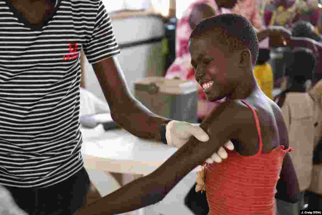 Ana yi wa wata yarinya matashiya allurar rigakafi a sansanin Imvepi dake Arua, Uganda Maris 31,2017 
