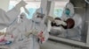 Arhiva, ilustracija - Medicinsko osoblje priprema materijale za testiranje uzorka na prisustvo koronavirusa, u Hlaing univerzitetu u Jangonu, 16. jula 2020. (Photo by Ye Aung THU / AFP)