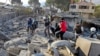 لبنان کے علاقے بیکا ویلی میں اسرائیلی فضائی حملے کے بعد متاثرہ مقام سے لاشیں اور ملبہ اٹھایا جا رہا ہے۔ 