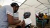 Une femme reçoit une dose d'un vaccin COVID-19 dans un centre de Soweto, en Afrique du Sud, le 29 novembre 2021.