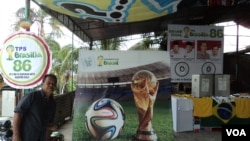 Suasana di TPS 86 Kadipiro Solo yang bernuansa Timnas Brazil dan Piala Dunia 2014 di Solo, 8 Juli 2014 (Foto: VOA/Yudha)