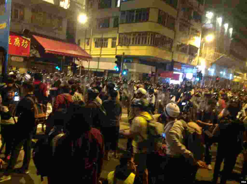 但是,在警方推进到德辅道和正街路口时,一位约60岁的男人站在推进的警察前坚持不走,随着被警方拘捕,现场出现小乱,但很快平复。目前,警方推进阵营在正街附近暂停下来。