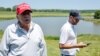 El expresidente de Estados Unidos, Donald Trump (izq.), habla con los reporteros mientras él y su hijo Eric Trump participan en el torneo Pro-Am antes del LIV Golf Invitational en el Trump National Golf Club en Sterling, Virginia, EEUU., el 25 de mayo de 2023.