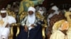 Lamidon Adamawa Barkindo Aliyu Mustapha sanye da bakar alkyabba (tsakiya)