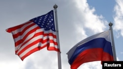 Bendera nasional AS dan Rusia berkibar di dekat pabrik Ford Sollers, perusahaan patungan pembuat mobil Ford dengan mitra Rusia, di Vsevolozhsk, Leningrad, Rusia, 27 Maret 2019. (Foto: REUTERS/Anton Vaganov)