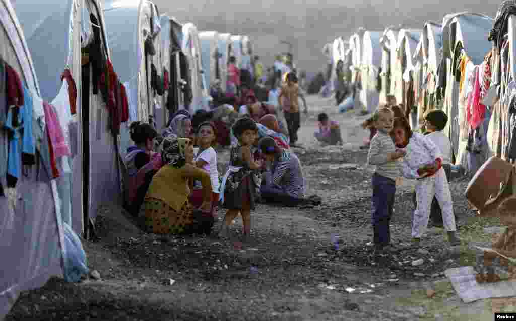 Suriyalik kurdlar Turkiyaning Suruch tumanida tashkil etilgan qochoqlar lagerida, 5-oktabr, 2014-yil. 