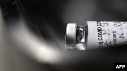 На фото: порожня ампула із вакциною Pfizer-BioNtech 