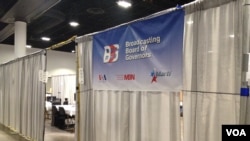 Kantor sementara VOA, Al-Hurra dan MartiTV di arena konvensi, Tampa Convention Center (Ade Astuti/VOA).
