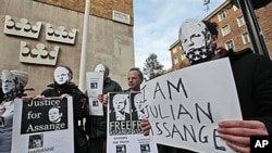 Hoton masu zanga zanga a harabar wata kotu inda mai kungiyar WikiLeaks ya bayyana yau domin neman beli.