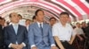 台北市长柯文哲(右)与鸿海集团创办人郭台铭(中)及前立法院长王金平(左)2019年8月23日在一项纪念金门战役的活动上首次公开合体(台北市政府提供) 