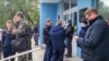 Para penyelidik di luar kampus Universitas Perm, Russia setelah penembakan, 20 September 2021. (AFP PHOTO / Investigative Committee of Russia)
