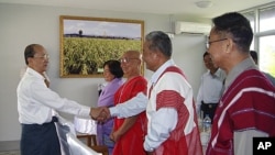 သမ္မတဦးသိန်းစိန် KNU ငြိမ်းချမ်းရေး ကိုယ်စားလှယ်အဖွဲ့နဲ့ တွေ့ဆုံနုတ်ဆက်စဉ်။ နေပြည်တော်၊ ဧပြီလ ၇ ရက်၊ ၂၀၁၂ ။ 