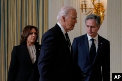 Presiden Joe Biden, tengah, keluar bersama Menteri Luar Negeri Antony Blinken, kanan, dan Wakil Presiden Kamala Harris, kiri, setelah berbicara pada Selasa, 10 Oktober 2023, di Ruang Makan Negara Gedung Putih di Washington. (Foto: AP)